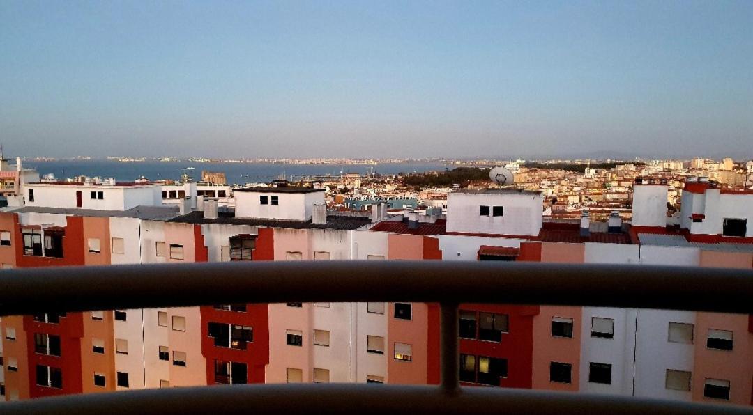 River View & Close To The Beach - Quarto Em Almada Exteriör bild